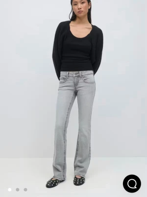 Grå bootcut jeans  - Snygga grå jeans med bootcut-passform. Säljer då de inte kommer till användning längre, använda bara ett fåtal gånger. Midje mått: 36cm 