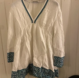 Zara klänning - Vit klänning med gröna detaljer från zara