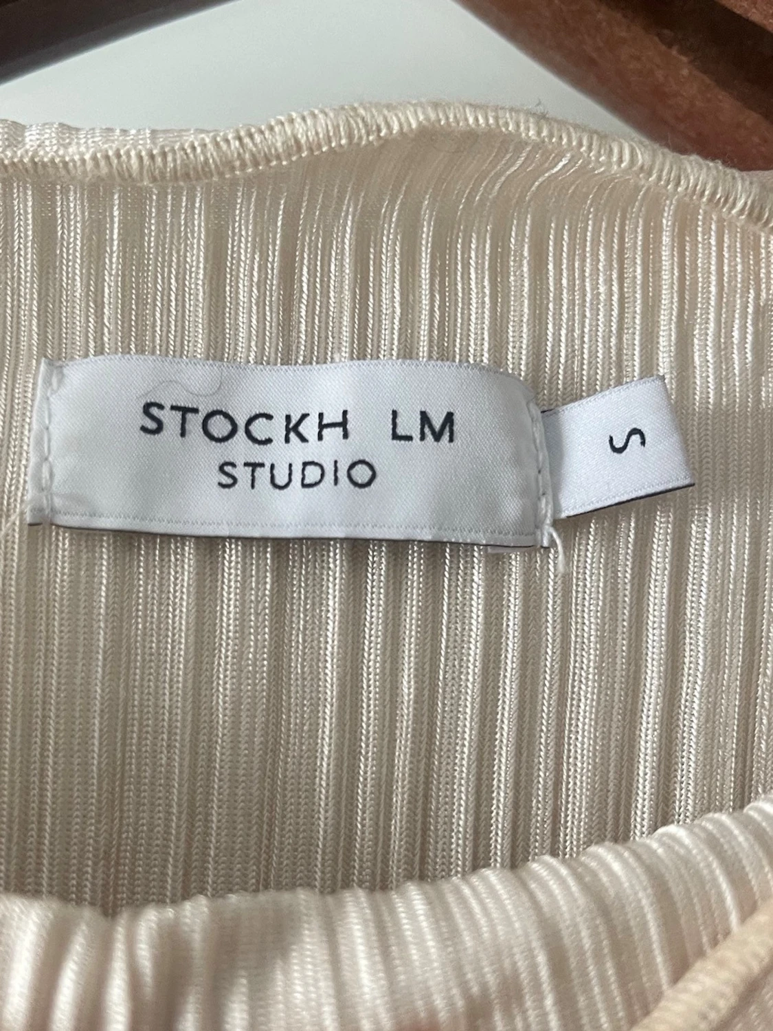 Plisserad beige topp från Stockh LM - 1