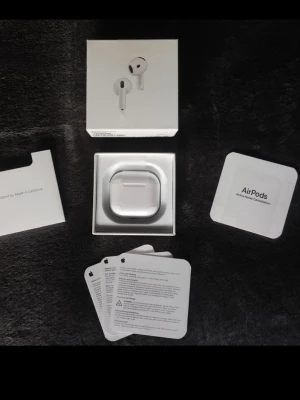 Apple AirPods Pro  - Hej säljer en air pods vendor skit bra om man ska börja med reselling eller för att ha på sig priset kan diskuteras..