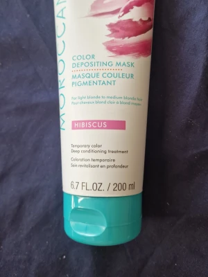 Hår mask - Hår mask från  - moroccanoil i färgen hibiscus, jag köpte den i affären för 500kr men tog fel färg så nu säljer jag den för 400kr