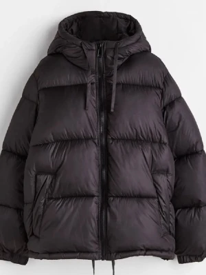 Svart pufferjacka med huva från Hm - Säljer en svart pufferjacka huva ifrån H&M💕 säljer då den ej kommer till användning, använt fåtal gånger