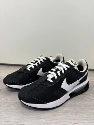 Nike sneakers - NIKE AIR MAX PRE-DAY Malli: DC4025-001 Koko: 38,5 Ovh: noin 120e  Postitus/nouto