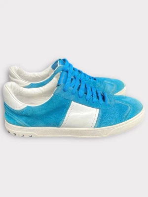 Valentino Flycrew | 42 - Ljusblå Valentino Flycrews i nyskick - Väldigt snygg & eftertraktad färg - Skick 9,5/10 nypris +6499kr - Size 42 fits 43 - Alla nitar sitter på - Endast skor medföljer - Hör av dig vid eventuella funderingar! 