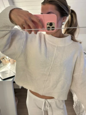 Vit stickad tröja gina - Kommer inte till använding, säljs inte längre 