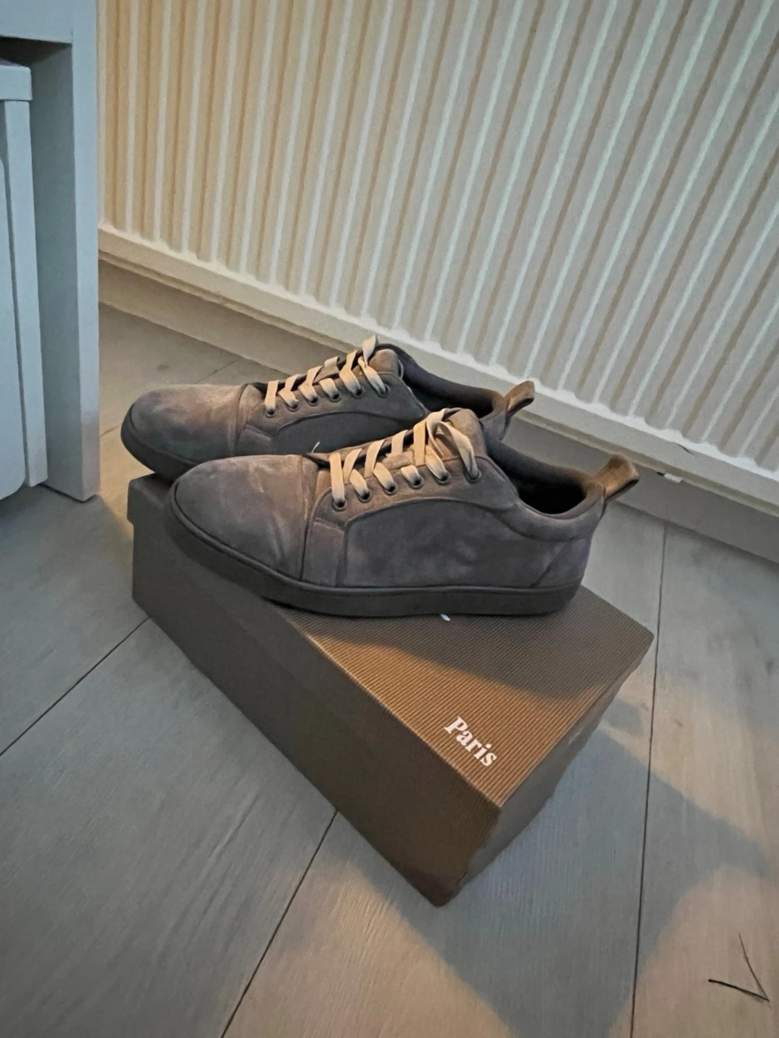 Gråa sneakers med röd sula Paris