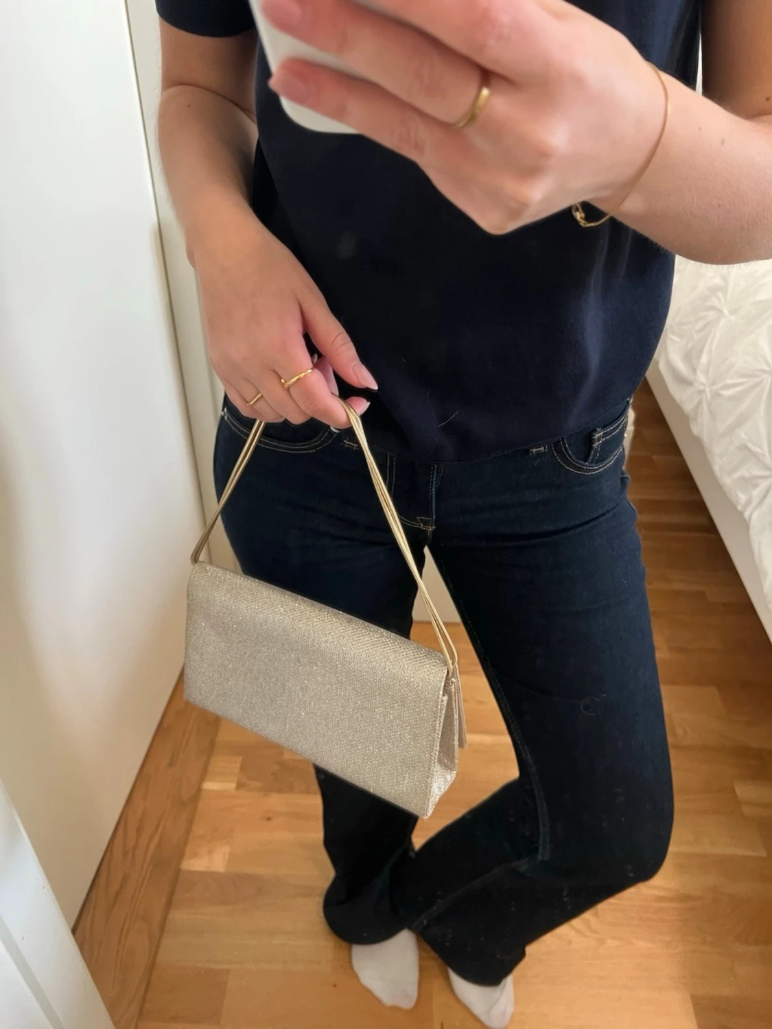 Glittrig guldig kuvertväska