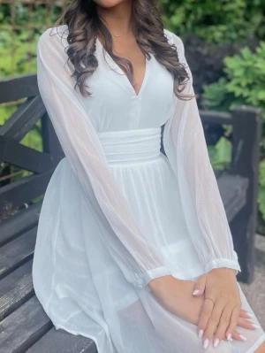 Student klänning  - Superfin vit student klänning! Knyte i midjan som är justerbart. Skriv för fler bilder! Från bubbleroom