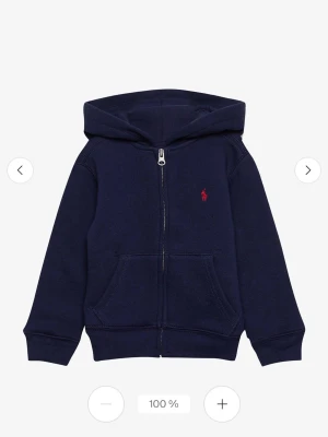 Mörkblå hoodie från Polo Ralph Lauren - Snygg mörkblå hoodie från Polo Ralph Lauren i storlek XL i barn storlek. Passar mig som i vanliga fall har S på hoodies i damstorlek.                                    Dragkedja framtill, kängurufickor och klassisk röd logga broderad på bröstet. Tillverkad i mjukt bomullsmaterial och har en skön huva. 
