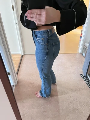 Blå bootcut jeans - Jättefina bootcut jeans från ginatricot i bra skick! 