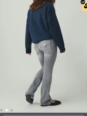 Low boot embroidery jeans  - Säljer dessa Low boot embroidery jeans ifrån Gina Young kollektion. Helt slutsålda, storlek 158. Passar mig som vanligtvis har storlek S och är 158cm. Jättebra skick. Skriv privat för flera bilder! 🤩