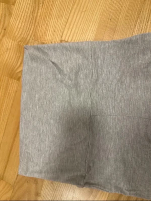 Grå mjuka bootcut leggings - Säljer ett par ljusgrå leggings med bootcut-modell och bred linning. Tillverkade i ett stretchigt och mjukt material som sitter skönt på kroppen. Perfekta för en avslappnad och trendig look.