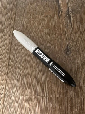 L'Oréal Double Extension Mascara - Dubbeländad mascara från L'Oréal med en vit primer i ena änden och svart mascara i andra. Heter Double Extension Carbon Black och ger både volym och längd till fransarna. Snygg och praktisk tub i svart och vitt, perfekt för att skapa dramatiska fransar. | Kommer ej till användning, pris kan diskuteras | ❣️
