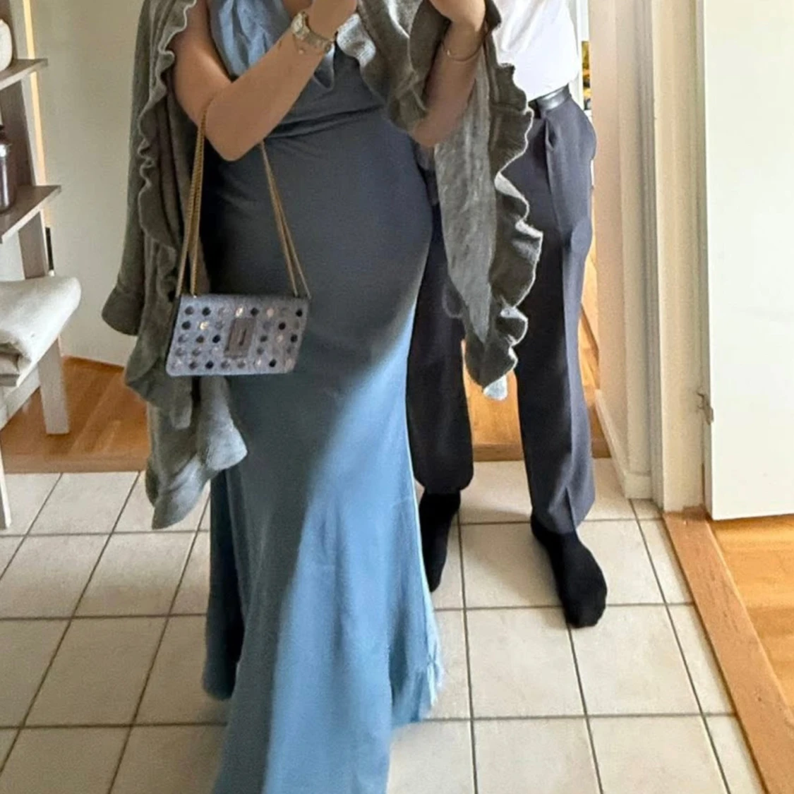 Blå långklänning med draperad hals - 1