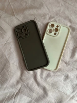 Två stilrena mobilskal i silikon - Säljer två mobilskal i mjukt silikon, ett brun färg och ett i ljusbeige. Passar till iPhone 14 Pro Max💕. Båda två för 50kr 