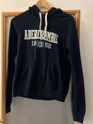 Laidback Abercrombie and fitch hoddie - Tja! Jag säljer denna as feta Abercrombie and fitch hoddien, skriv för mått 📏Pris kan absolut diskuteras 🤝