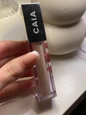 CAIA concealer ljus nyans - I färgen 1W. Använd fåtal gånger