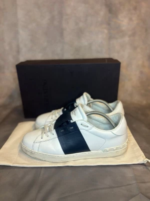 Valentino Opens  - Valentino Opens i storlek 43,5. Skicket är mycket bra, allt og följs med, box Dustbag. Skriv vid intresse 🫡 Äkta