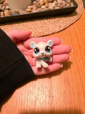 Littlest pet shop - Littlest pet shop isbjörn Finns fler i min profil för samfrakt. Följ gärna mitt konto då jag kommer lägga upp fler figurer😊