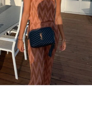 Mönstrat sett, byxor o topp - zickzack-mönster i, avslappnad passform, perfekt för varma dagar. Materialet känns lätt och luftigt.