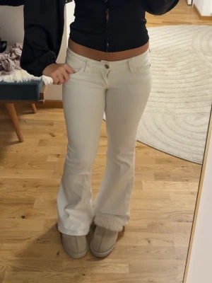 Vita low waist bootcut jeans - Säljer ett par supersnygga jeans från Cheap Monday/Weeday. Hör av vid flera frågor!💞