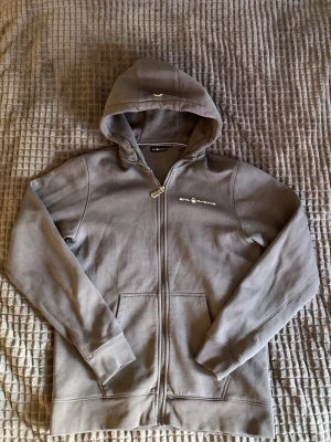 Sail Racing Ziphoodie  - Säljer en Sail Racing hoodie i mycket fint skick. Storlek 176/ S. Priset går att diskutera!