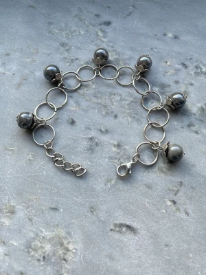 Silverfärgat armband med berlocker  - Silverfärgat armband med pärlberlocker, gjort av mig💕