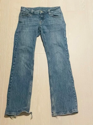 Ursnygga vintage jeans  - Ett par super snygga lågmidjade och utsvängda jeans köpta på brandy Melville. Flitigt använda och kan förekomma små defekter på baksidan (nertill) av jeansen - men har mycket kvar att ge!