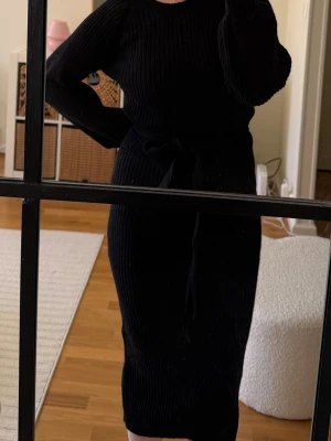 Svart ribbad stickad klänning - Svart stickad klänning med ribbad struktur och lång ärm🖤🖤🖤
