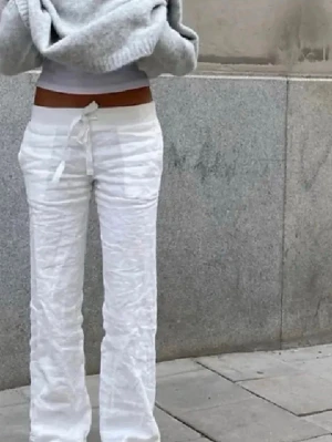 Vita linnebyxor med snörning - Säljer ett par vita linnebyxor från Lova Widerbegs märke alobha label med avslappnad passform och snörning i midjan. Väldigt populära och eftertraktade de är nästan alltid slutsålda. Skriv för mer bilder de är knappt använda.