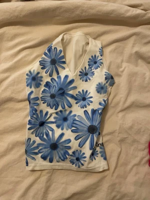 Blommig ärmlös topp från Spring - Jag vet inte storleken men jag gissar S-XS