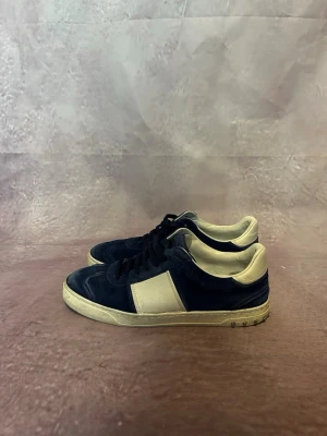 Valentino flycrews mocka - Mycket fint skick saknar endast 2 nitar per sko | Size 43 | fraktar inom 24 timmar | för att köpa klicka ”köp nu” | vid frågor eller funderingar skriv en meddelande | följare får bättre rabatter🙌