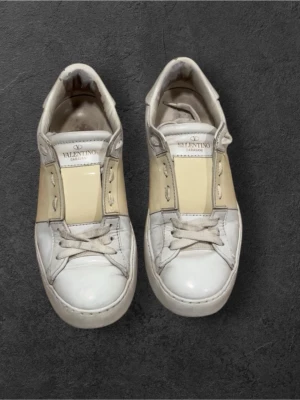 Valentino opens  - Ett par riktigt snygga valentino opens säljs för ett sjukt bra pris. Dessa är storlek 36 och ny pris är 7k mitt pris 649kr