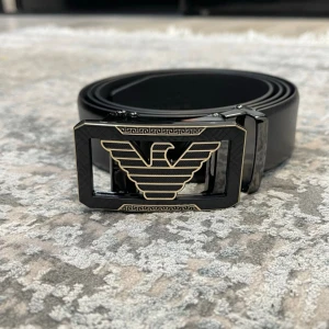 Läderbälte med automatiskt spänne – justerbar längd  - 📏 Storlekar: 130 cm & 135 cm Kan enkelt klippas i änden för perfekt passform.  🧵 Design: • Texturerat läder för en klassisk look • Slät läderfinish för en stilren, minimalistisk känsla (Bilder kan skickas vid intresse)  🔒 Automatiskt spänne: Smidigt klicksystem på insidan som sitter stadigt och enkelt justeras. Ger ett elegant och minimalistiskt uttryck.  🎨 Välj din logga: Flera loggor finns – välj din favorit. kolla min profil för alla alternativ 😊  📦 Snabb leverans 💬 Frågor? Hör av dig!