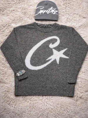 CORTIEZ & MÖSSA - Grå stickad Cortiez tröja med Mössa i size S. Helt helt ny och finns i färgen svart till och med. Dessutom så skickar jag sekunden du köper 💯😝