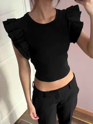 Zara topp  - Fin Zara topp med volanger vid ärmarna. Passar även som en xs