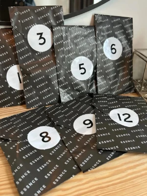 ESSNCE testers / adventskalender  - Säljer de testers som jag redan har doftat på. Alla oöppnade och kvar i sin lucka! Följande dofter: Hotter mimosa, Drunk apple pie, Elle la Nuit, Orange Blossom, Strawberry Eclair, Dirty Dancing, Keep it fruity,