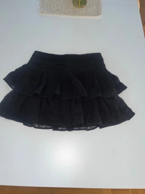 Svart volangkjol från Gina Tricot - Supersöt svart kortkjol från Gina Tricot💗