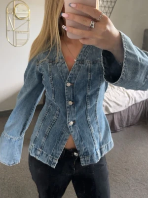 jeans topp - en jeans topp från gina tricot som är figursydd i storlek M❣️