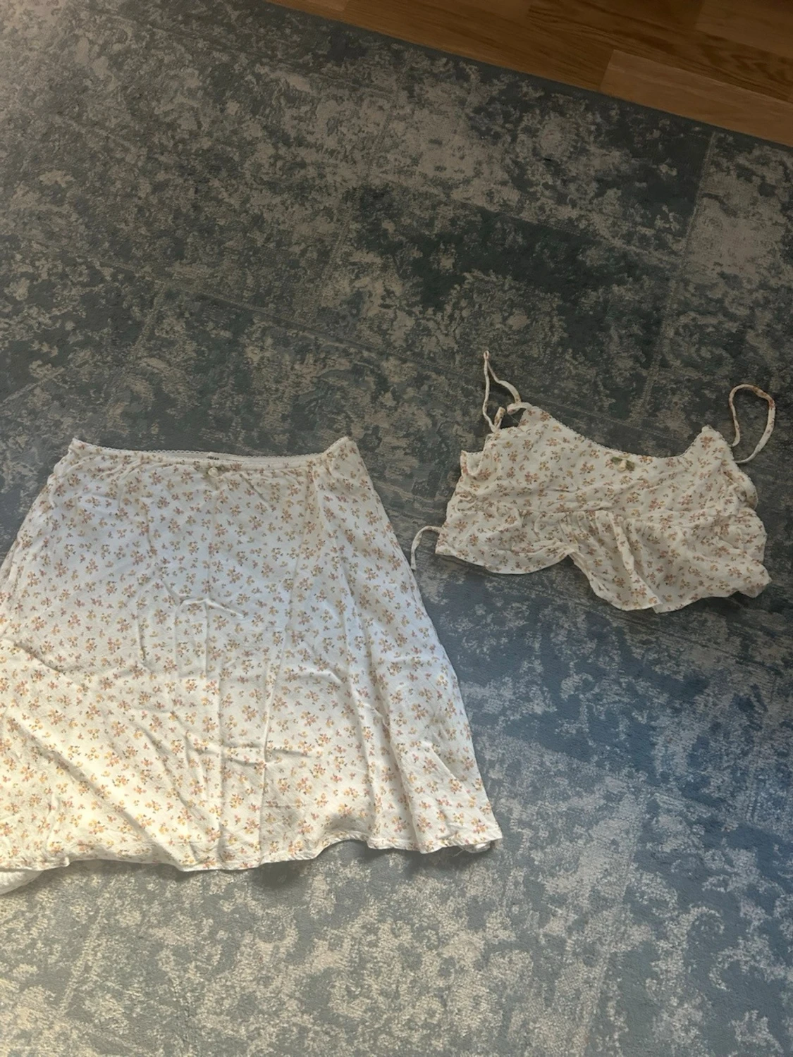 Blommigt set med kjol och topp