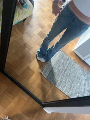 Ljusblå bootcut jeans från Diesel - Säljer ett par ljusblå bootcut jeans från Diesel!💗