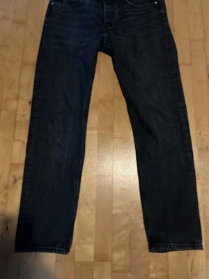 Svarta weekday jeans - Säljer ett par svarta jeans med rak passform och klassisk femficksdesign från weekday. Perfekta för dig som gillar en enkel och tidlös stil. Skriv för frågor eller fler bilder. Storlek 30/30