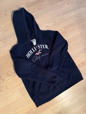Hollister zip hoodie  - Riktigt fet Hollister zip utan några skavanker allts eller liknande tröjan är liten i storleken så skulle säga att den är S till M. Vid frågor om bilder eller liknande är det bara att fråga😄💛