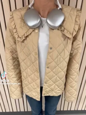 Beige quiltad vindjacka med volangkrage - Super söt jacka! I storlek S🫶🏻bilderna är lånade! 