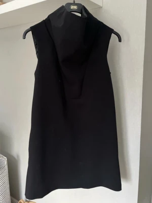 Klänning Zara - Superfin klänning från Zara. Aldrig använt den🥰Finns hund och katt i hemmet‼️