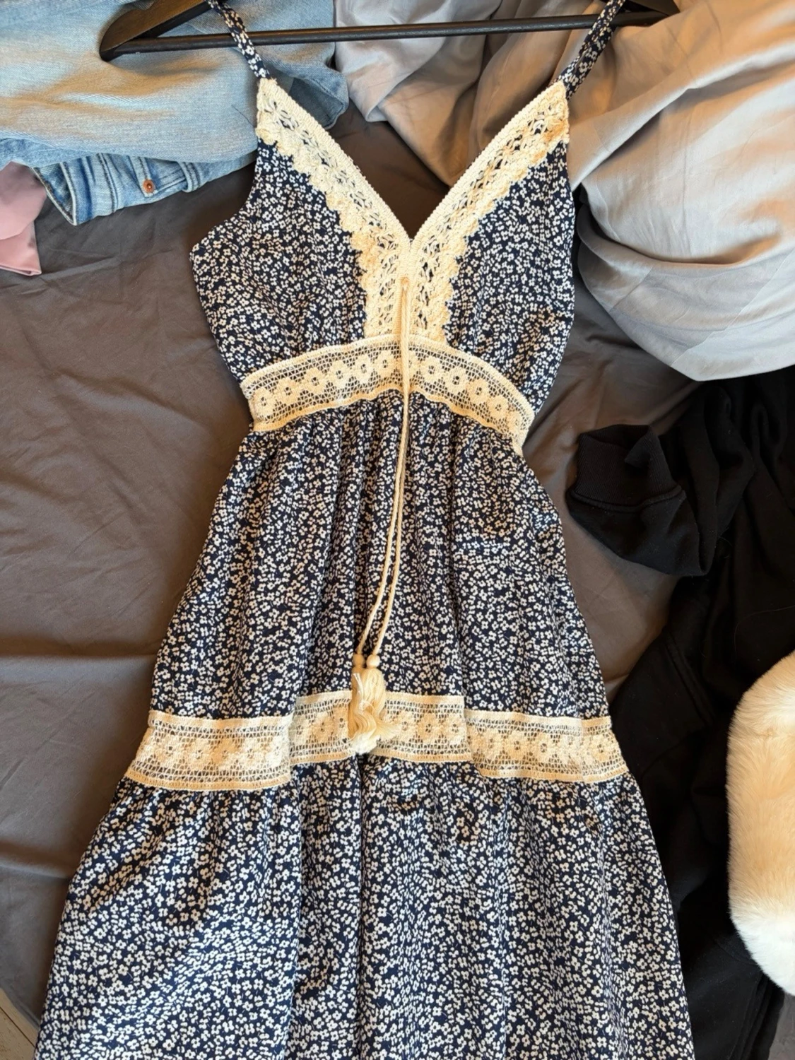 Blommig blå klänning med spetsdetaljer - 4