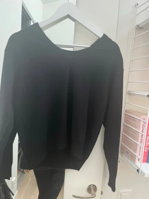 Svart stickad tröja från Pierre Robert  - Snygg svart stickad tröja från Pierre Robert som är v ringad med långa ärmar. Enkel och stilren design som passar till det mesta och helt oanvänd. 