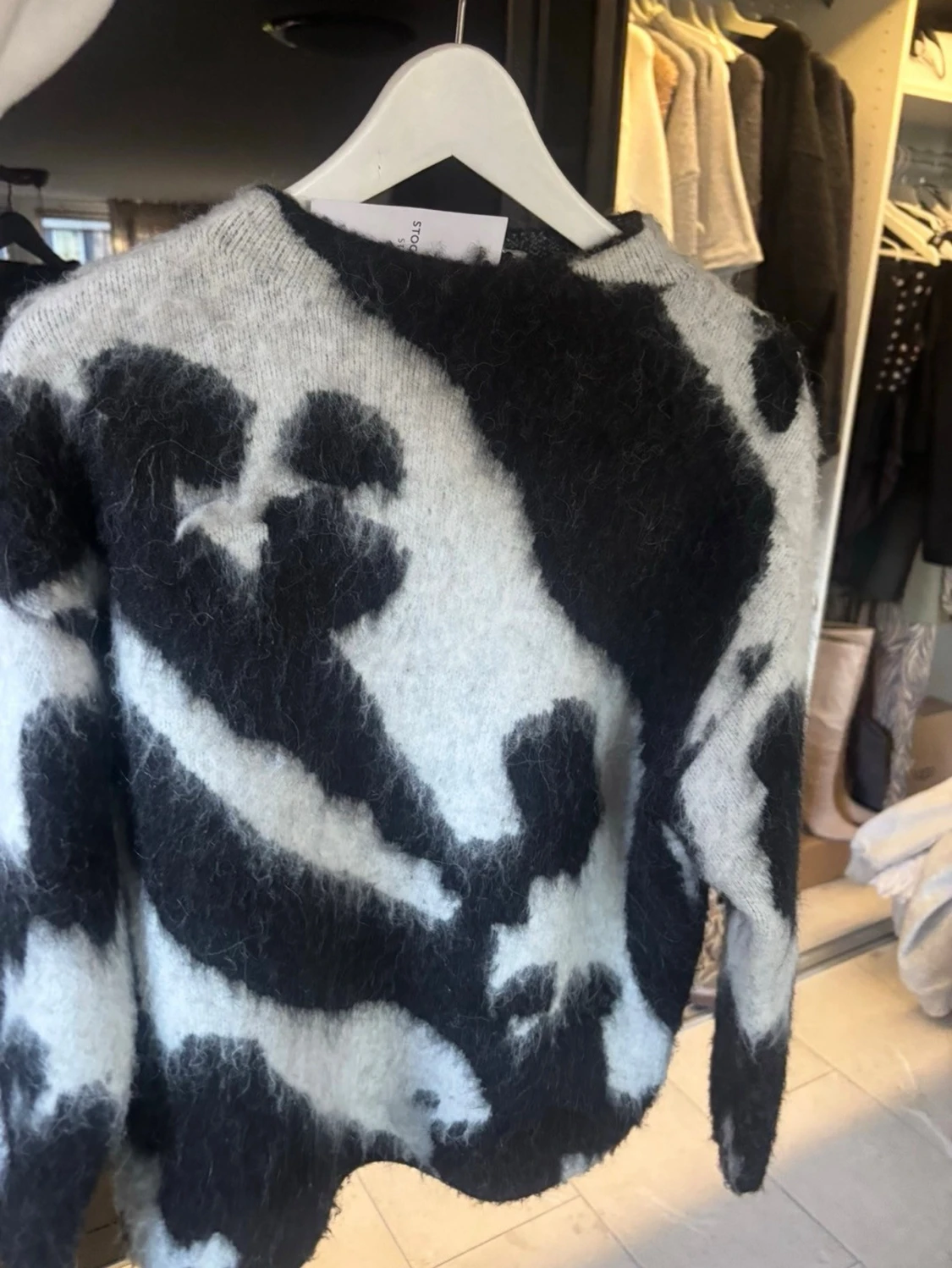 Stickad tröja med svartvitt mönster