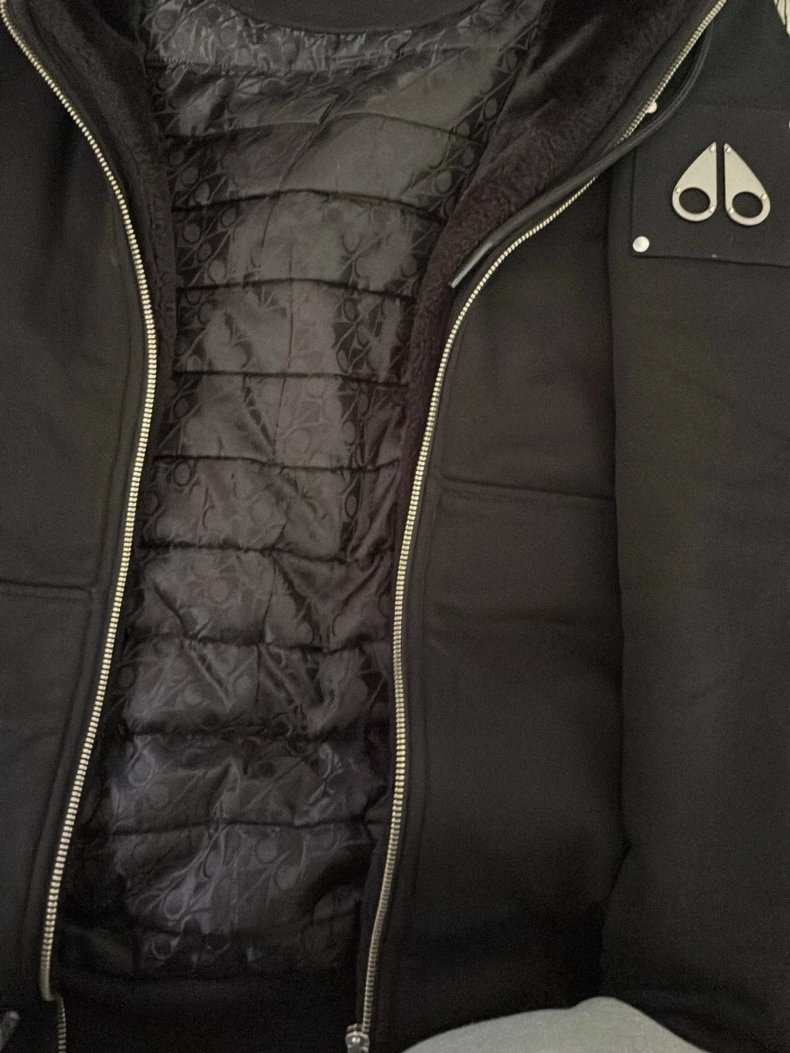 Svart dunjacka från Moose Knuckles