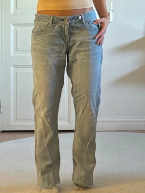 Ljusblå raka jeans från Levi's - Säljer ett par ljusblå jeans från Levi's med rak passform och klassiska fem fickor. Jeansen har normal midja och är tillverkade i denim. Perfekta för en avslappnad och trendig look. Jag är 166 cm, större i midjan men blir perfekt med skärp! 